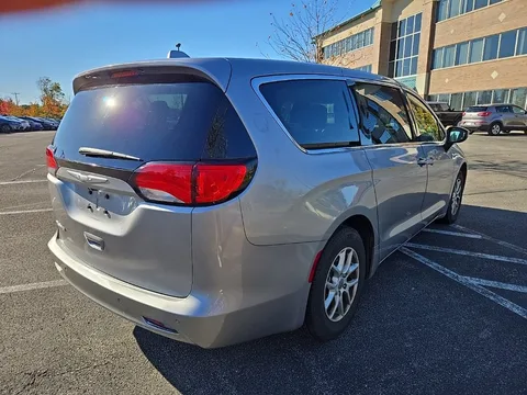 2017 Chrysler Pacifica LX, photo 3