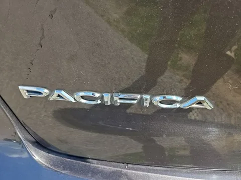 2020 Chrysler Pacifica Touring L Plus, photo 3