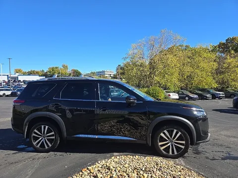 2024 Nissan Pathfinder Platinum, photo 2
