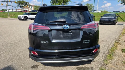 2017 Toyota RAV4 Hybrid Limited AWD, photo 4