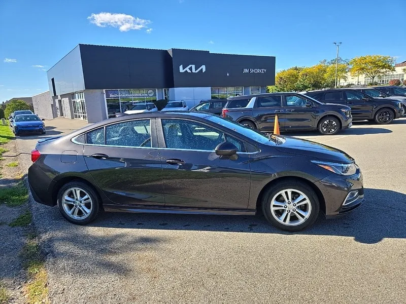 2017 Chevrolet Cruze LT, photo 2
