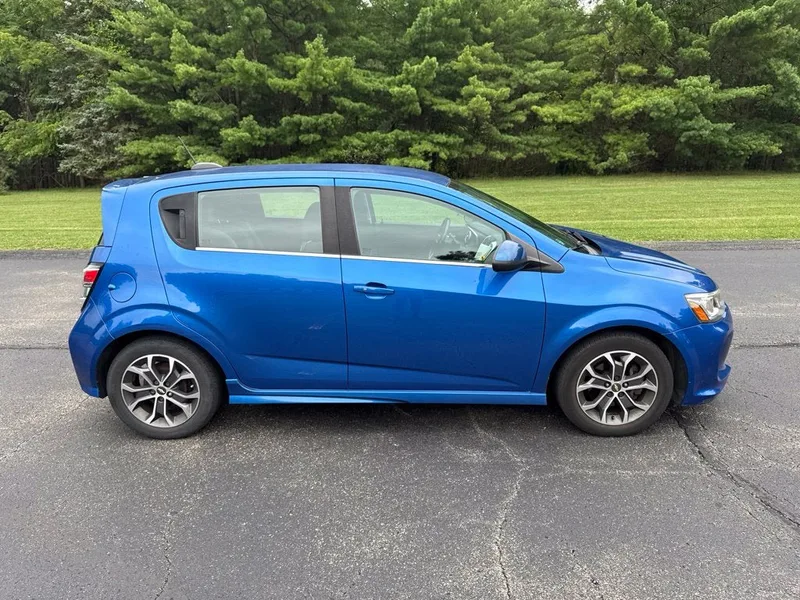 2017 Chevrolet Sonic LT, photo 2