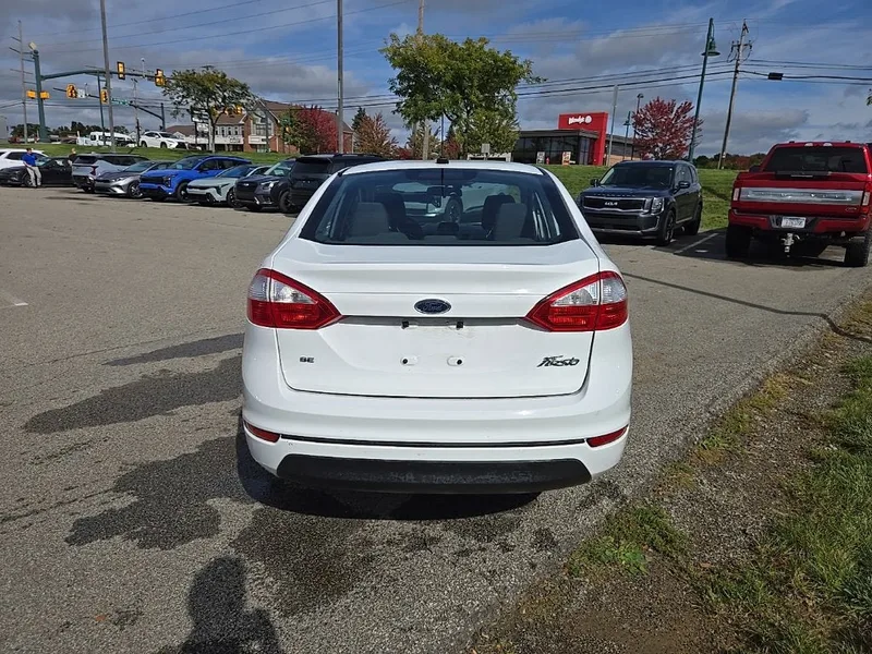 2016 Ford Fiesta SE, photo 4